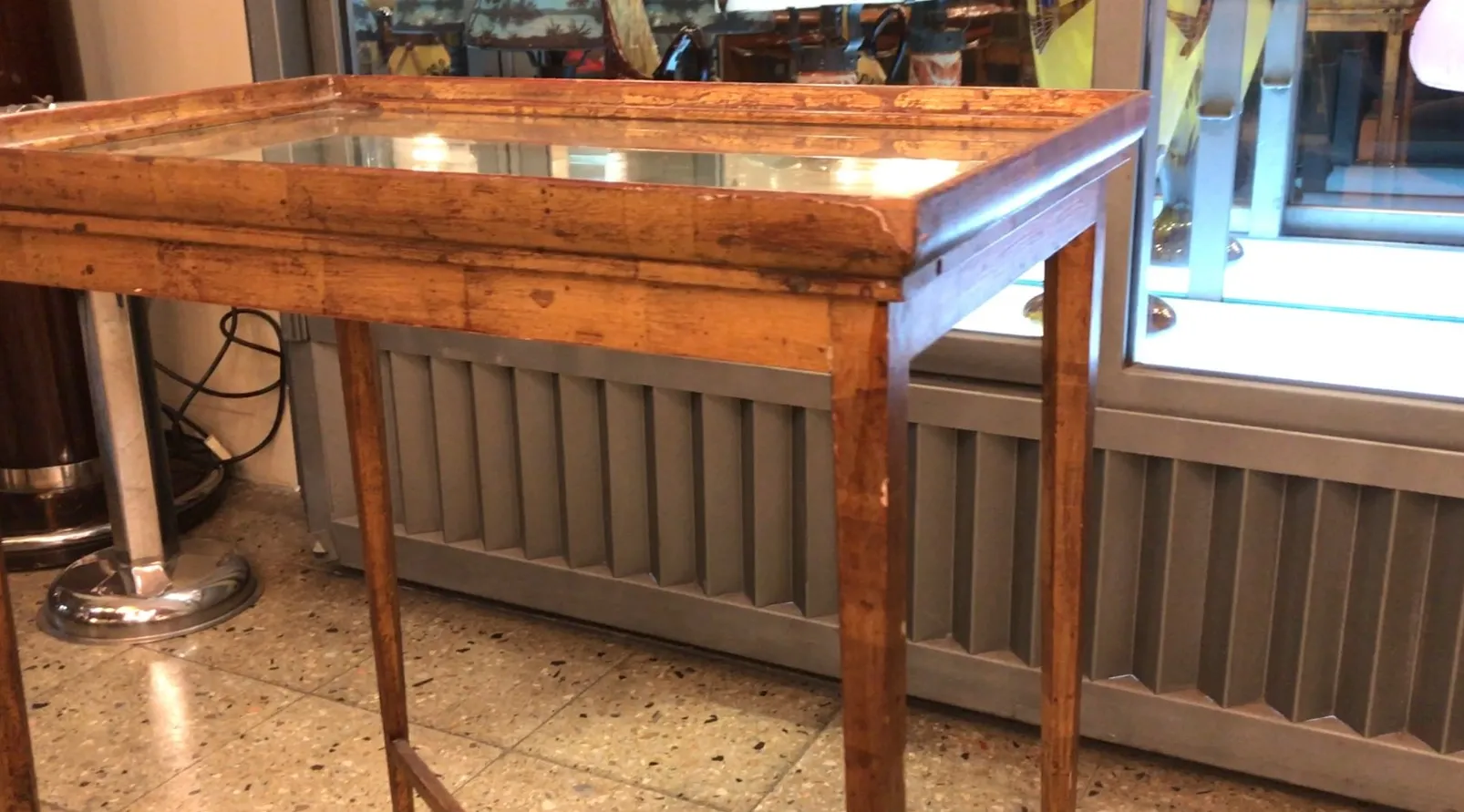 antique Tisch von Chanaux et Pelletier in einer gemütlichen Umgebung