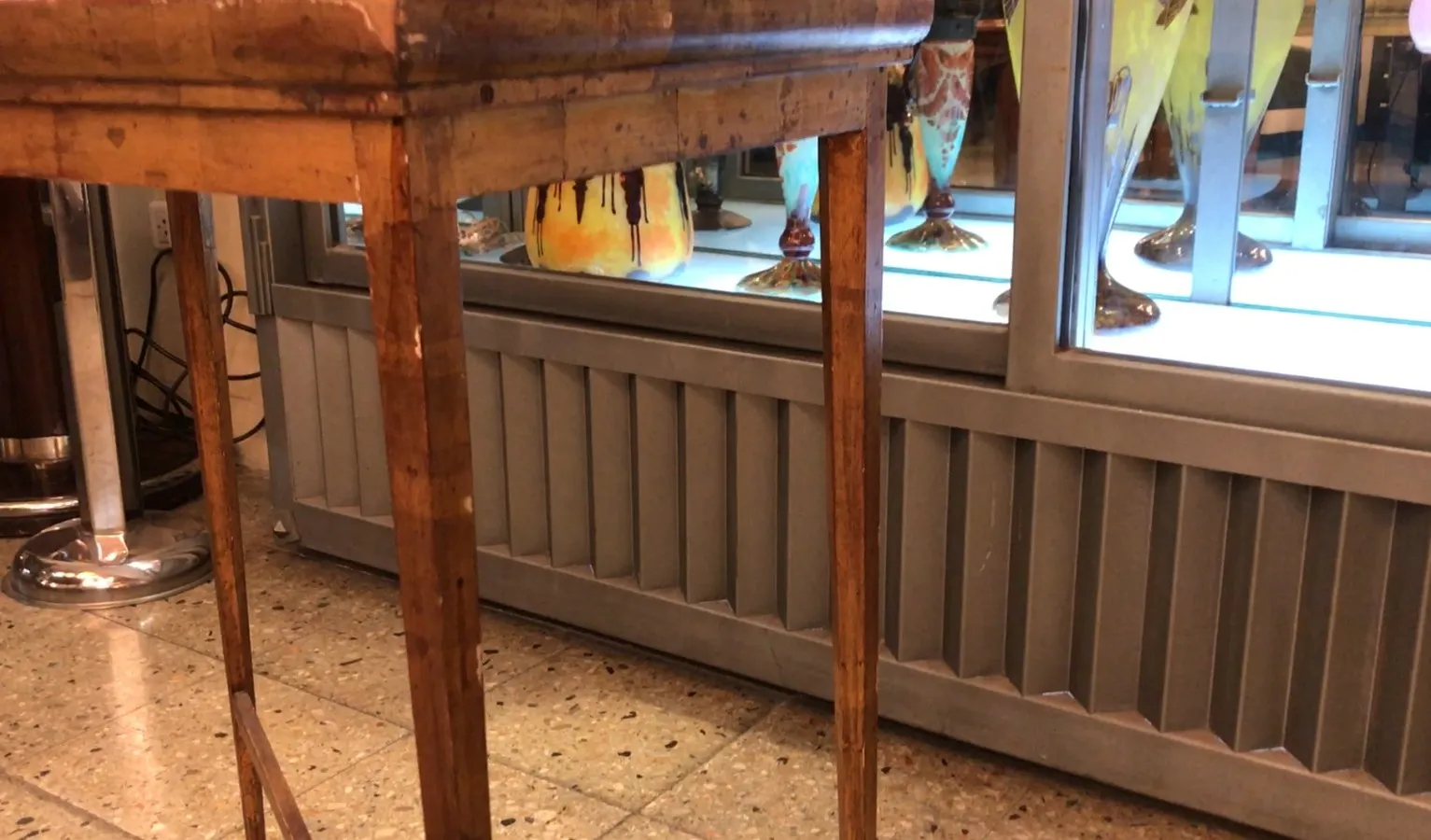 Mesa antigua Chanaux et Pelletier en un ambiente decorativo.