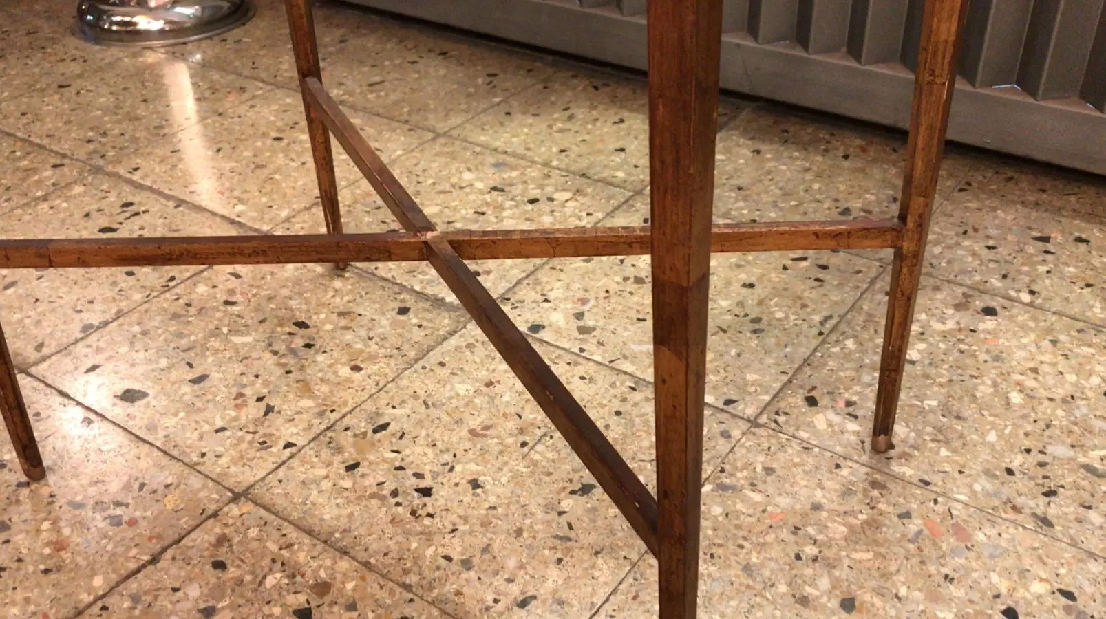 Tableau ancien Chanaux et Pelletier avec des pieds stylisés dans un cadre moderne.