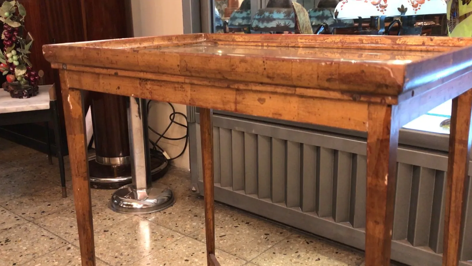 Antique Chanaux et Pelletier table set in a cozy space