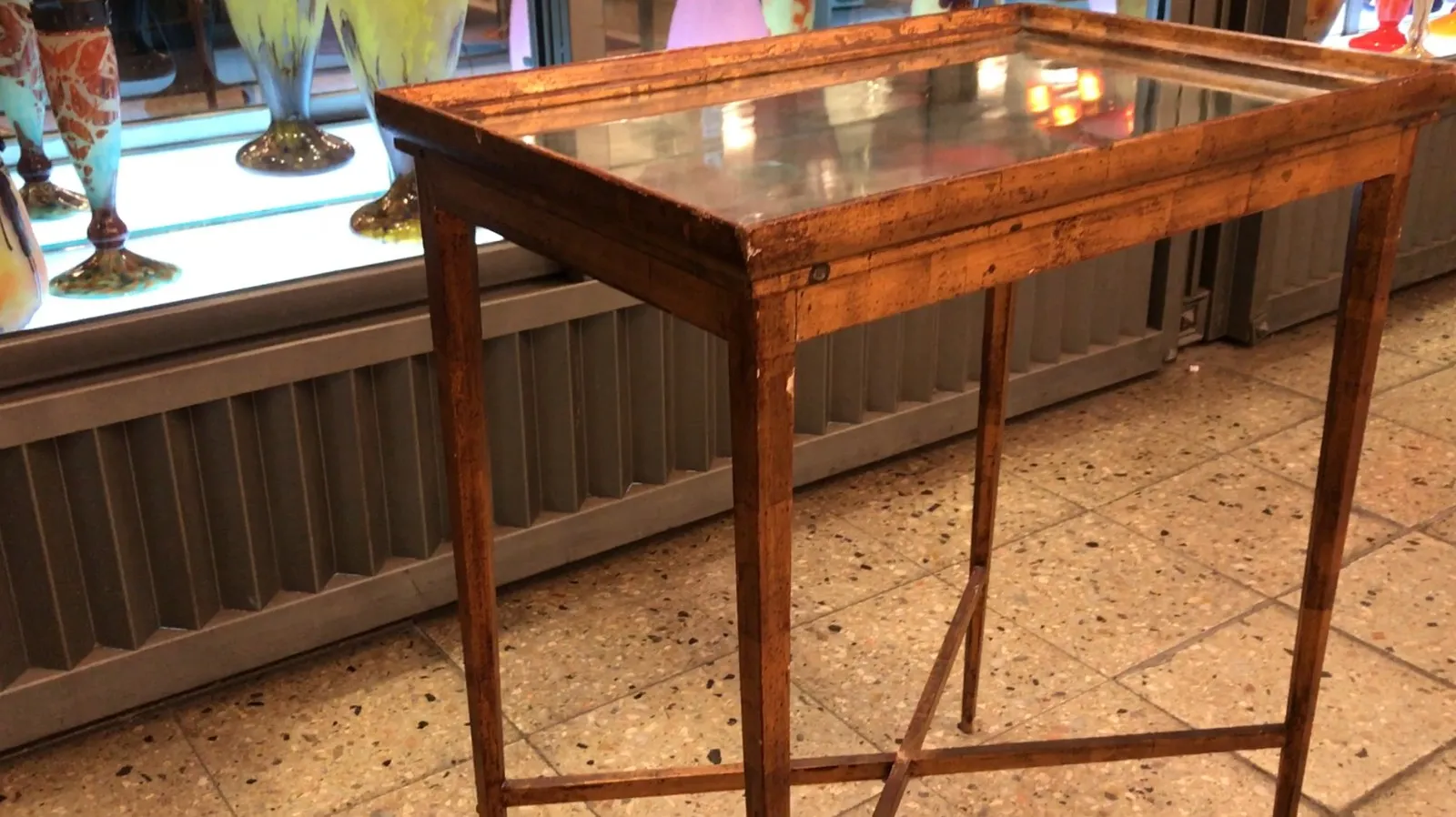 mesa antiga Chanaux et Pelletier em um ambiente acolhedor, com decorações ao redor.