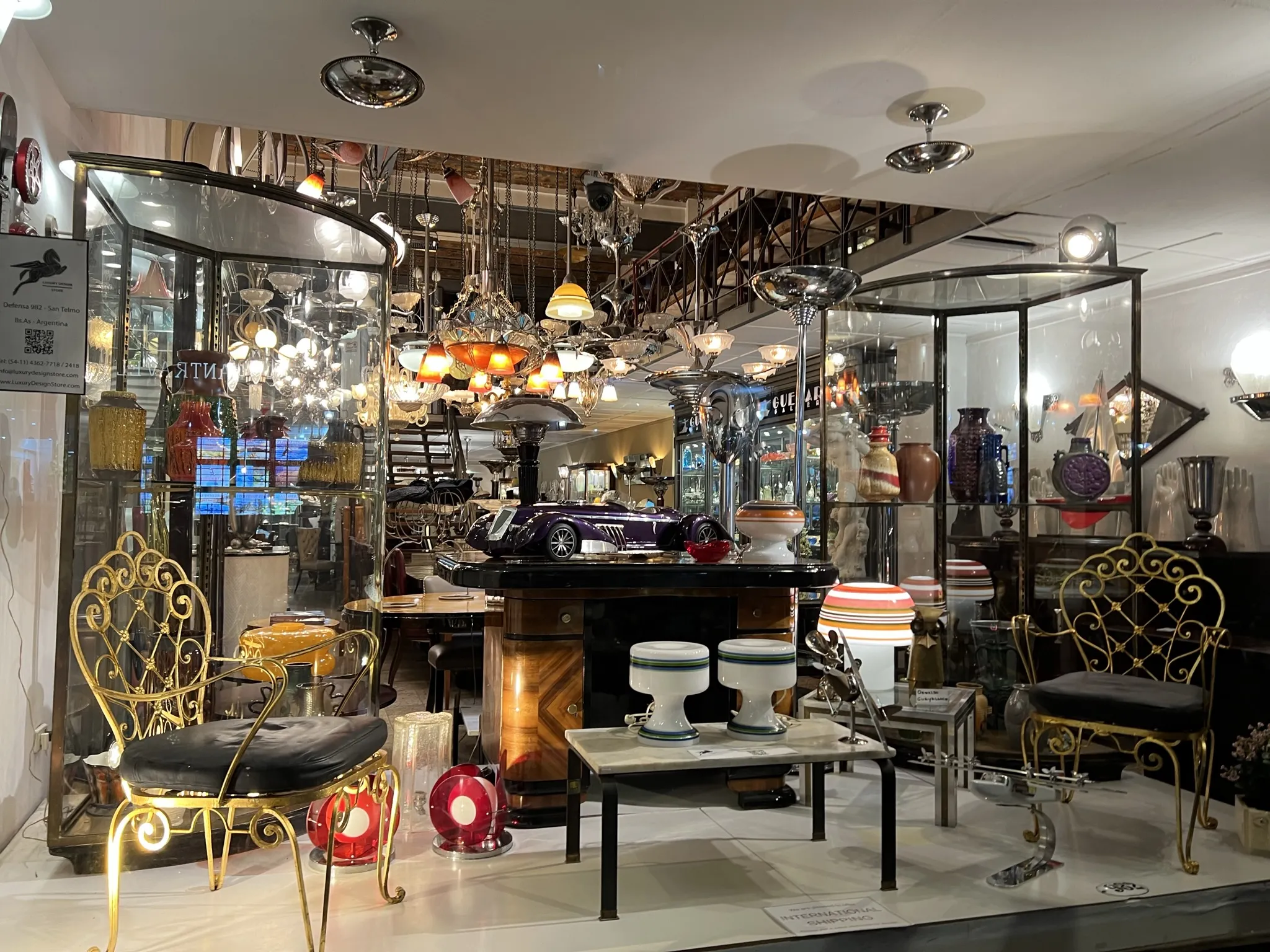 mesa de centro antiga decorativa em um ambiente elegante