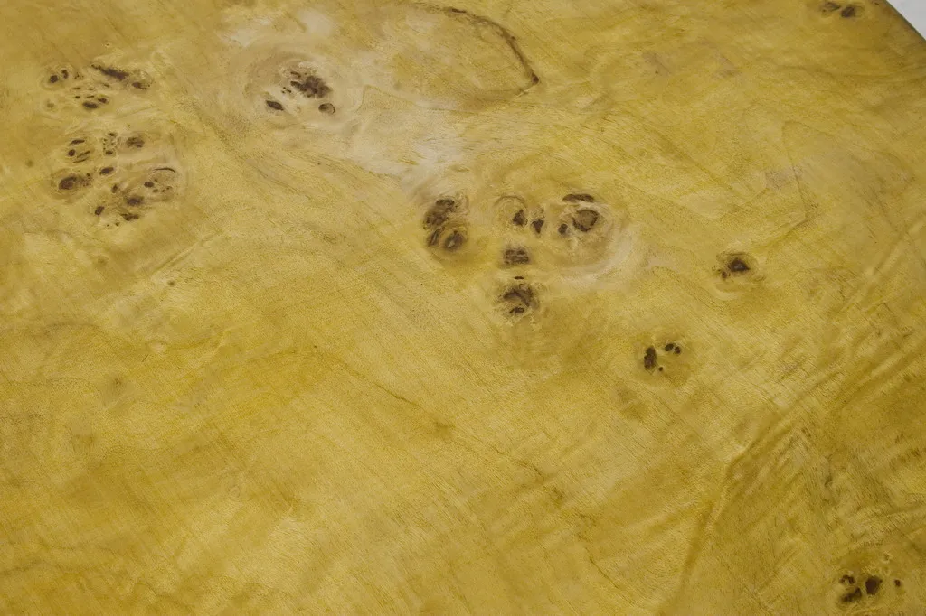 淡い色の古い小さなテーブルと微細なディテールの見え方