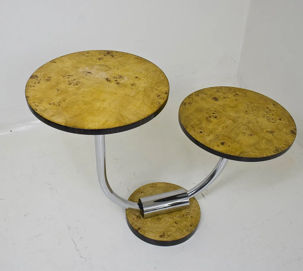 antiker kleiner Tisch mit zwei Ebenen in minimalistischem Umfeld