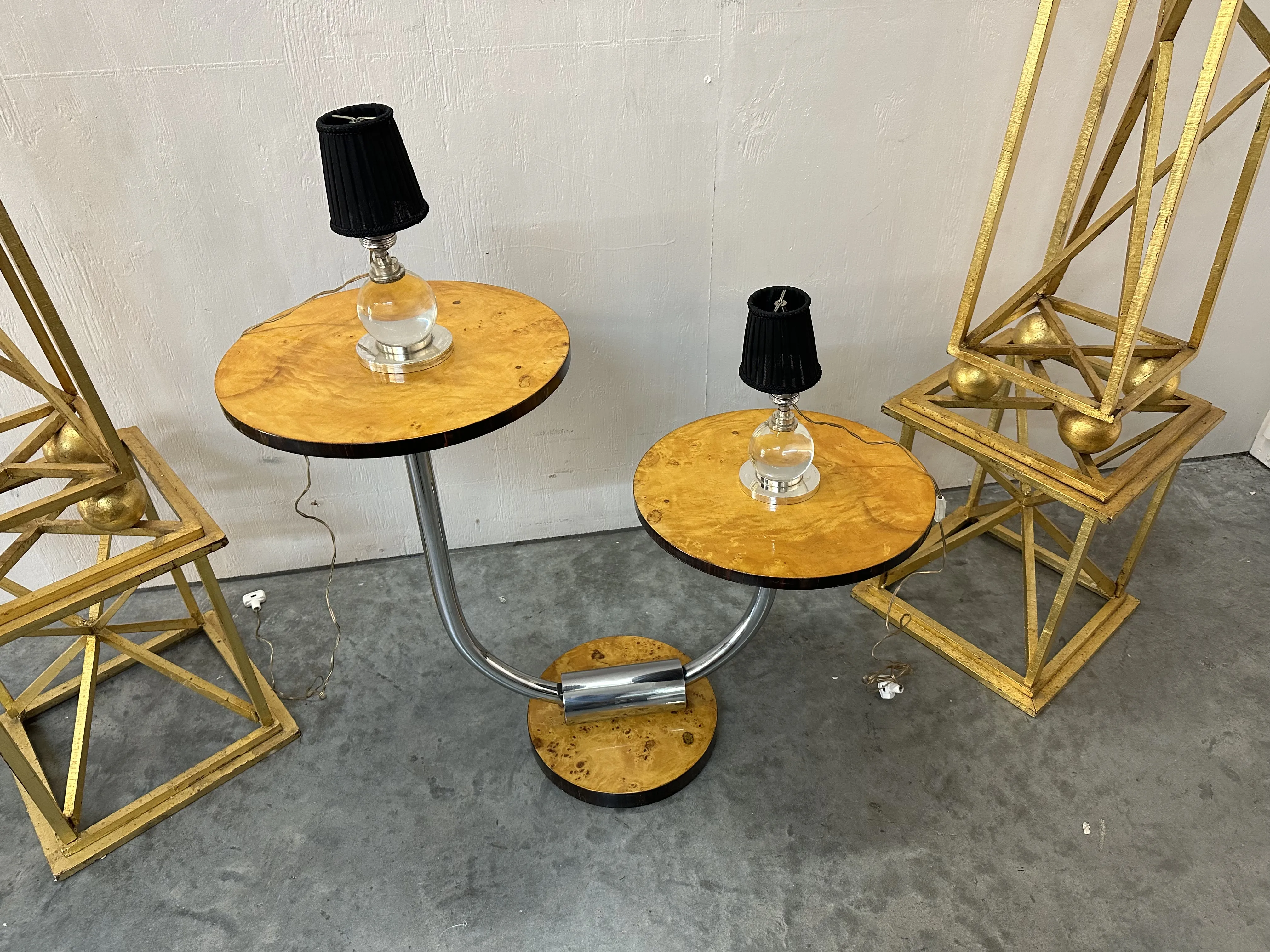 tavolino antico con lampada in ambiente decorativo