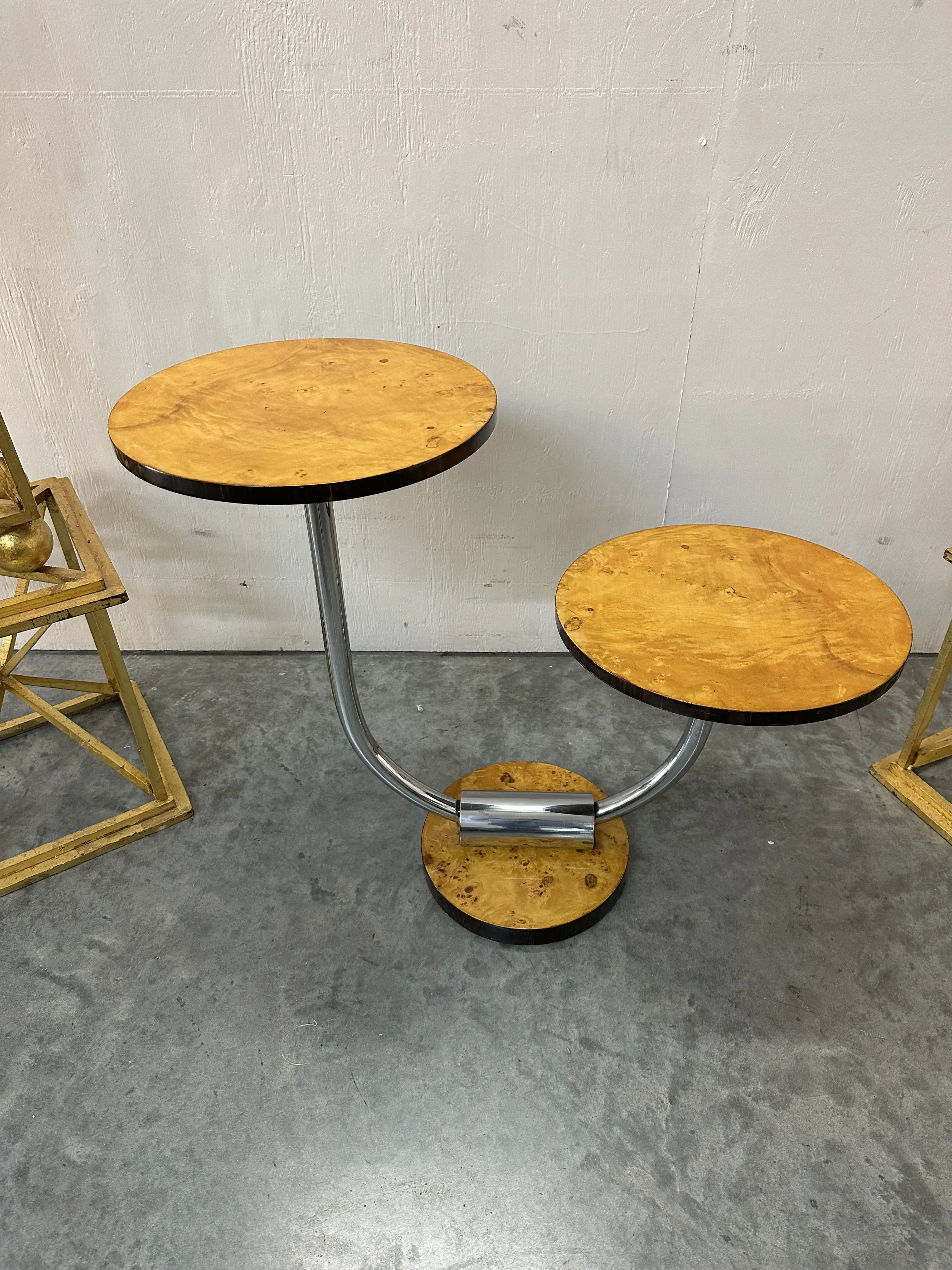 Une petite table ancienne avec un design rond unique, dans une atmosphère vintage