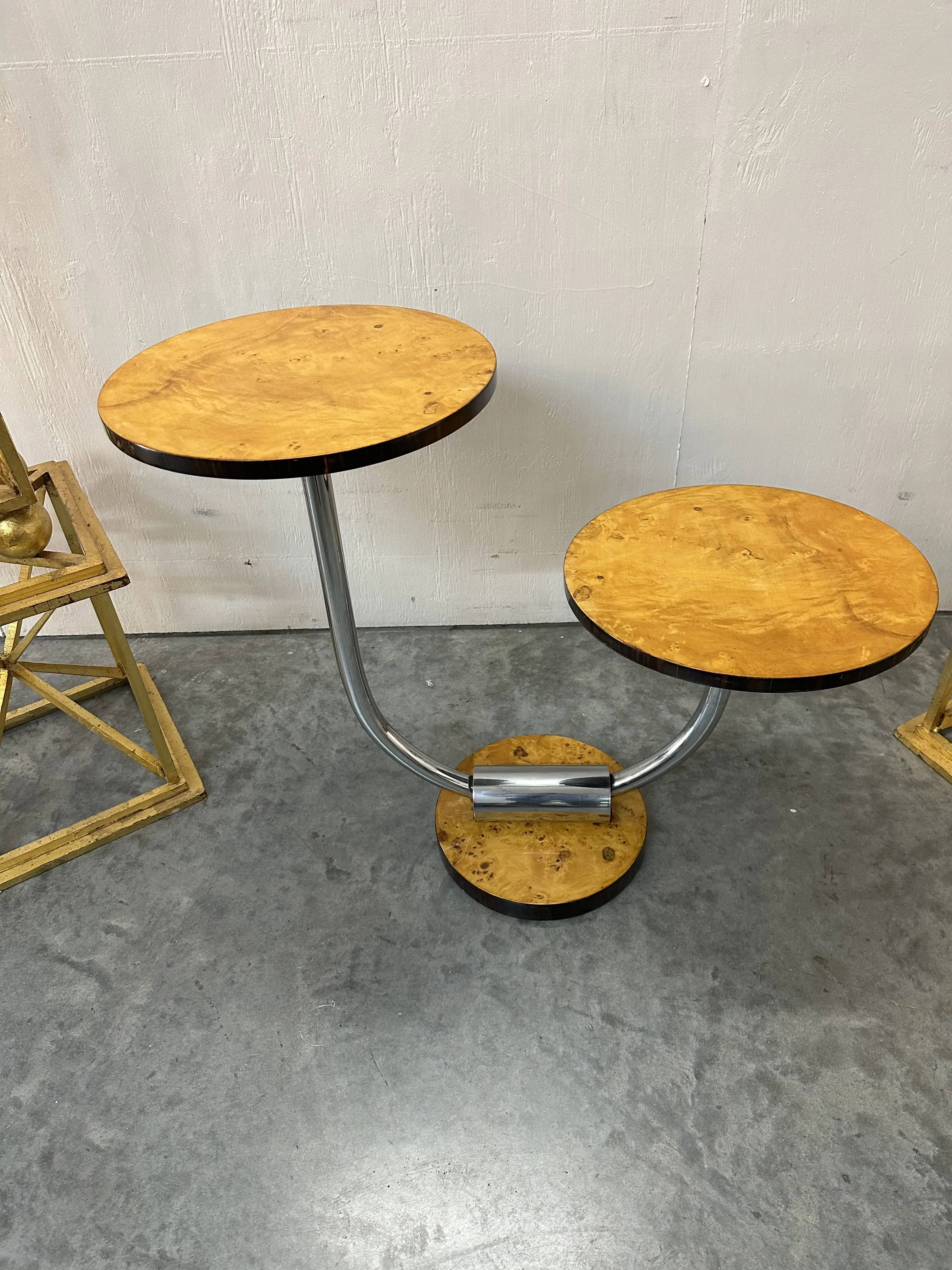 Antiker kleiner Tisch mit zwei runden Oberflächen, elegantes Design.