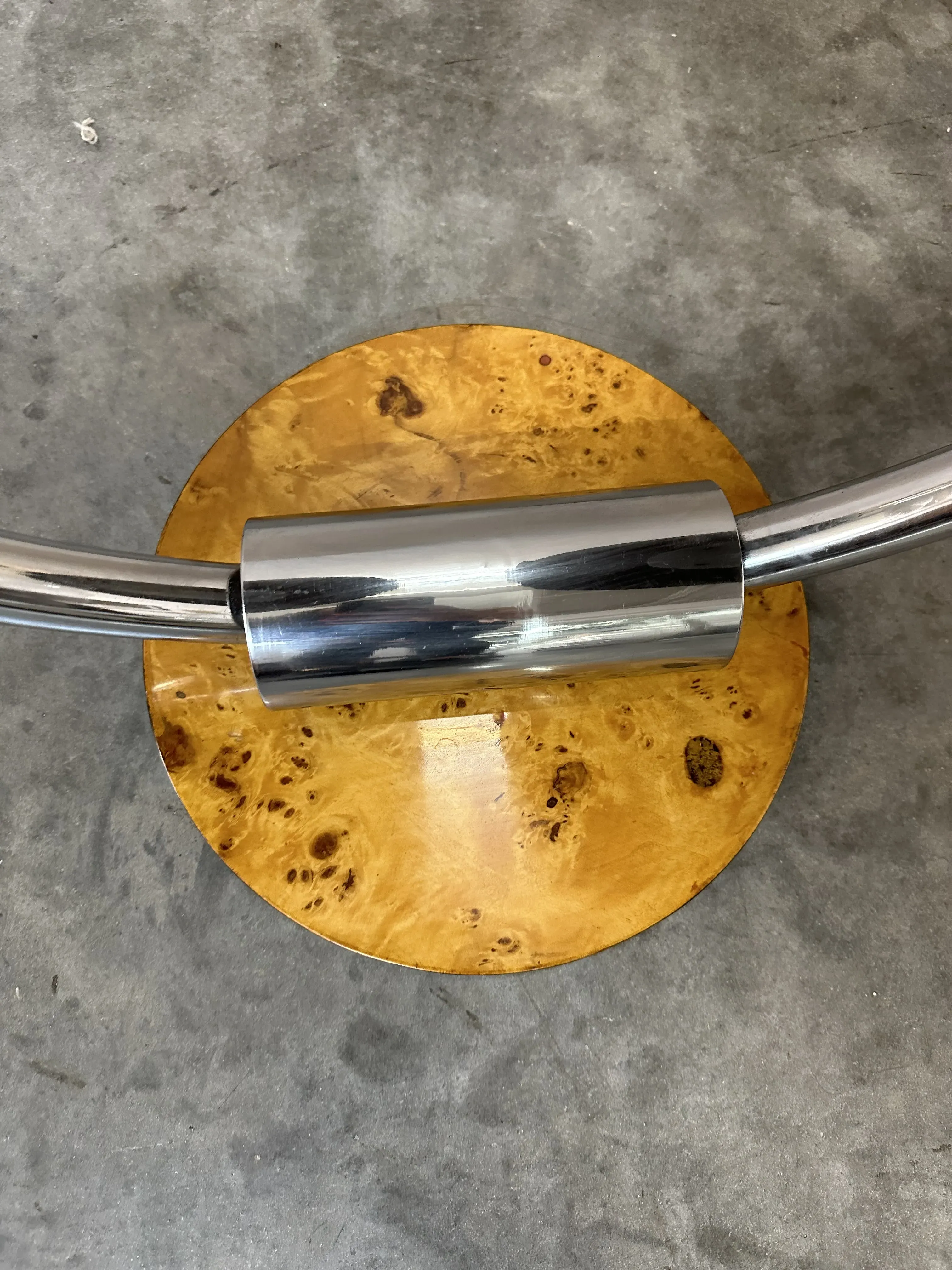 antik kleiner Tisch mit dekorativem Design, runder Fuß, einzigartige Details