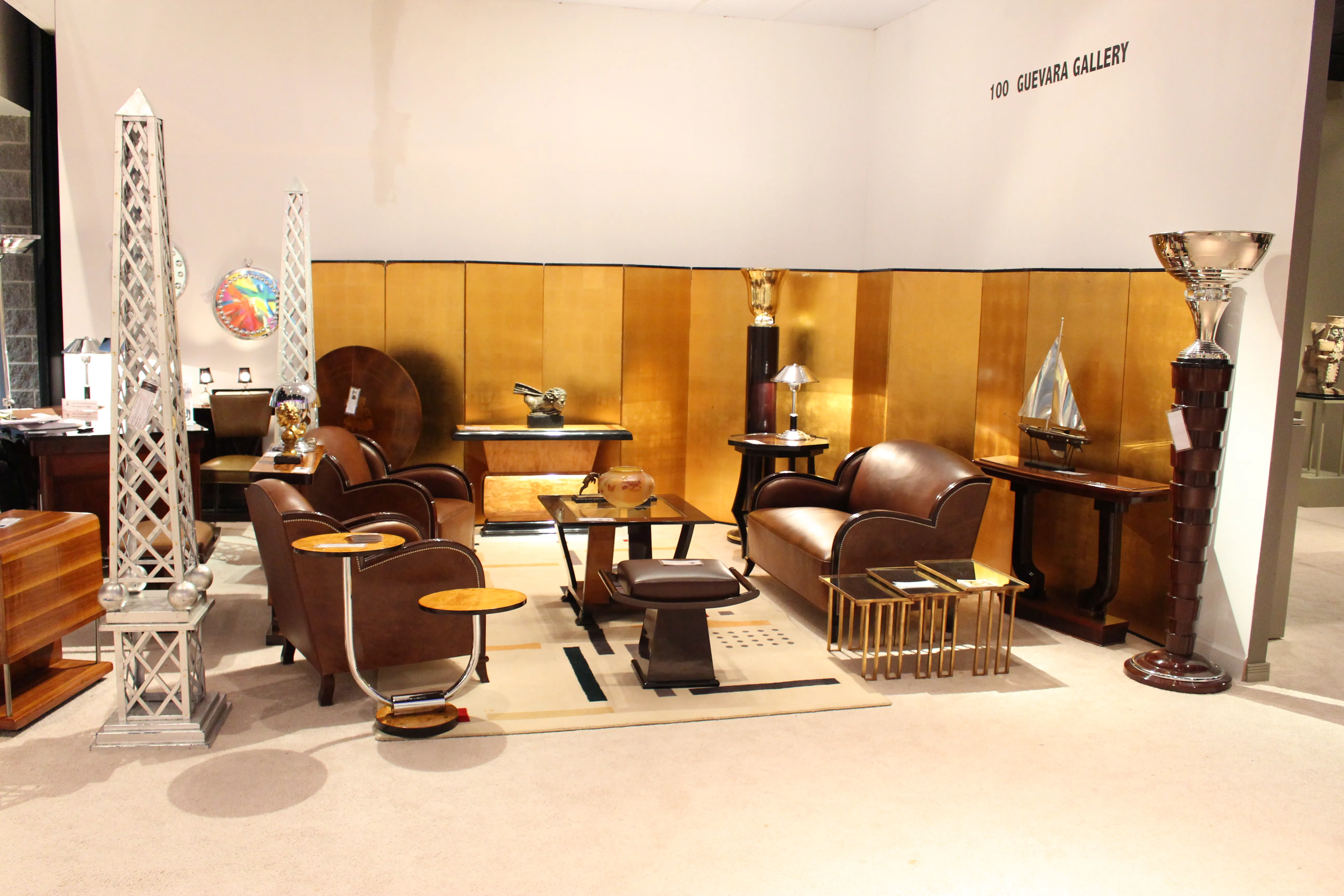 작은 앤티크 테이블 장식, 우아한 디자인과 아늑한 환경