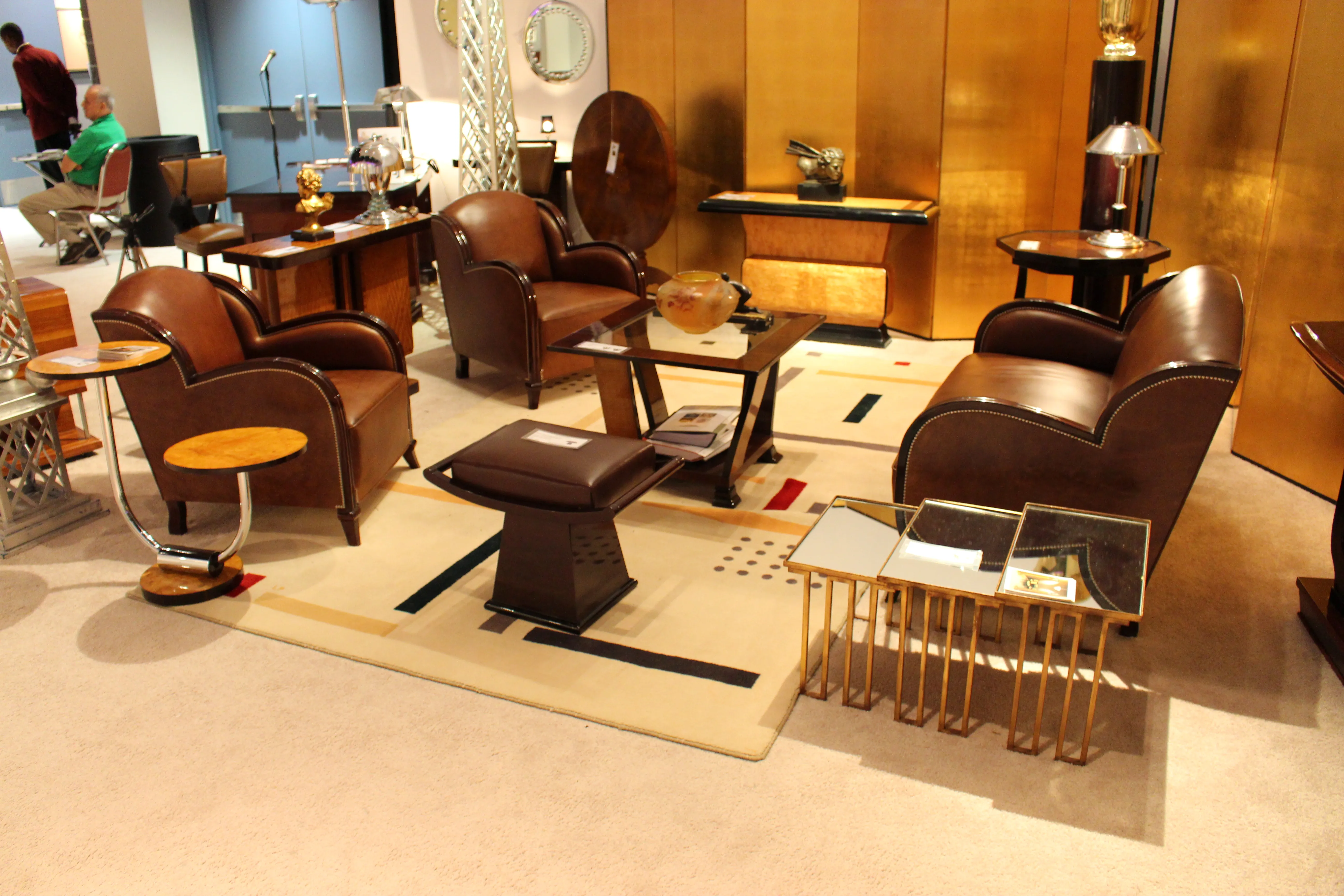 装飾的な環境に小さな古いテーブルと椅子