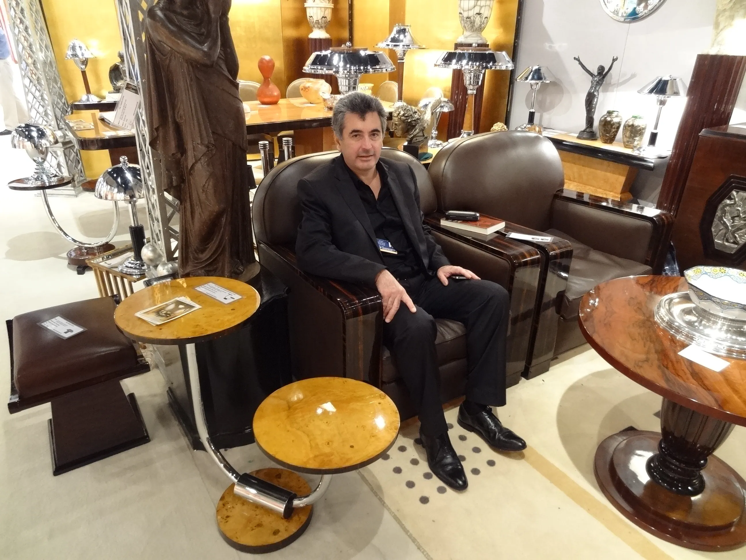 古い儀式の小さなテーブル、曲線デザイン、現代的な背景。