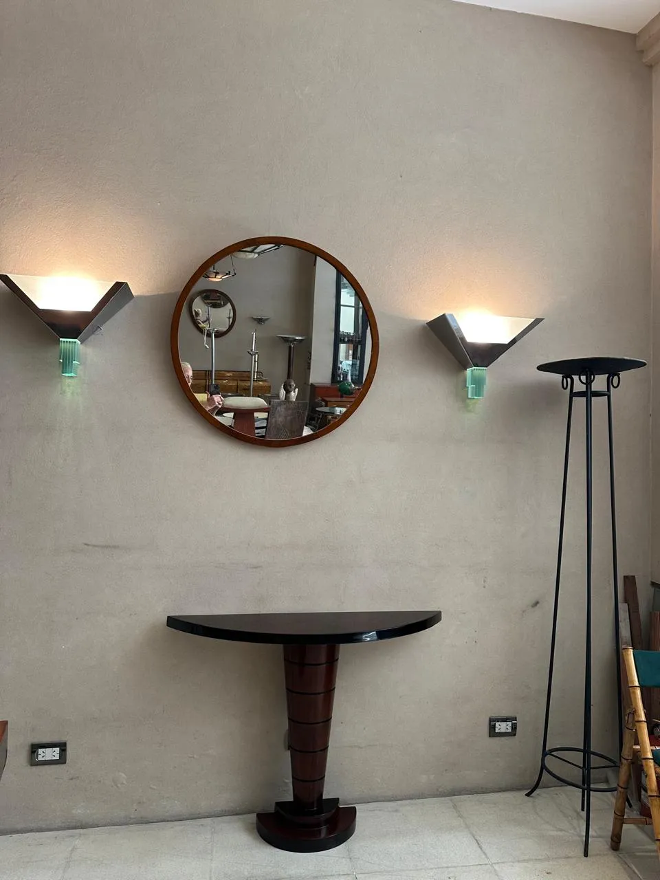 Par de apliques antiguos en una pared, iluminación suave.