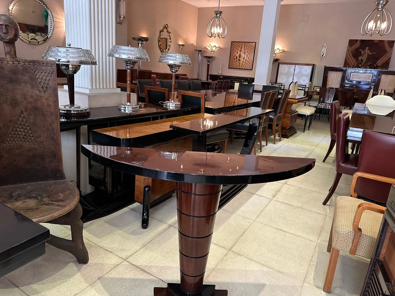 antiga consolas com formas elegantes em um ambiente acolhedor