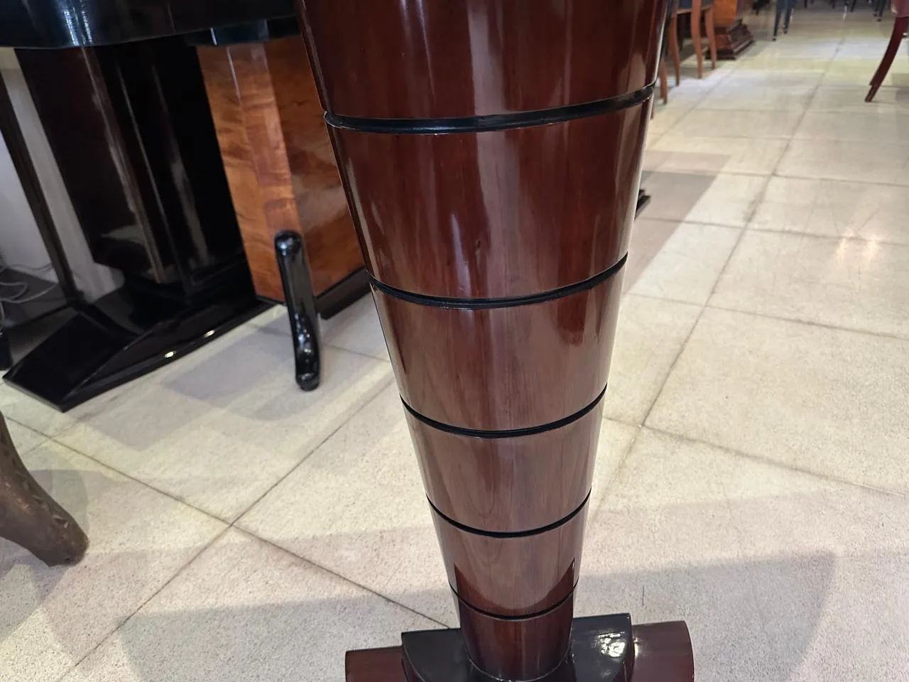 古風なコンソールの横から見たスタイリッシュなデザイン