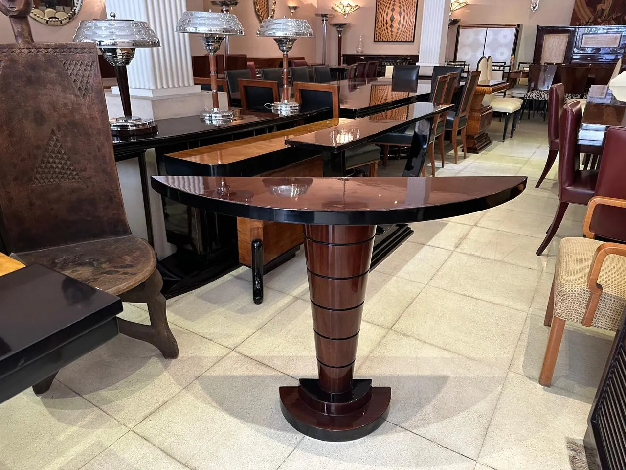 طاولة وحدة تحكم قديمة بتصميم أنيق في بيئة زخرفية