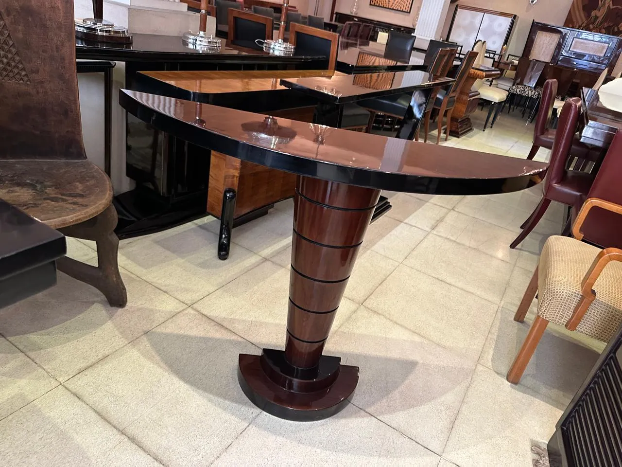 Antike Dresuar mit elegantem, gebogenem Design