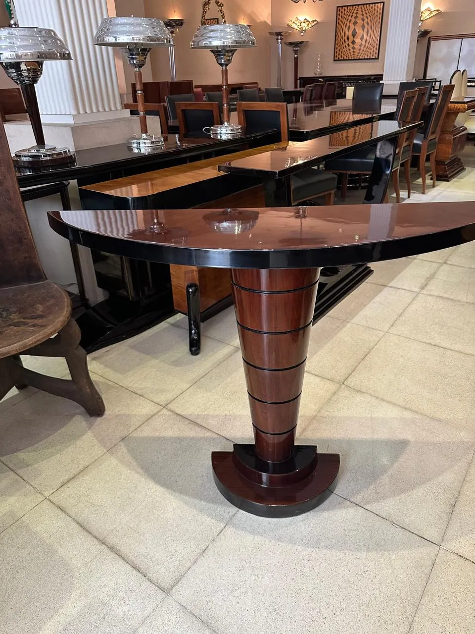 Consola antigua decorativa con base en forma de cono