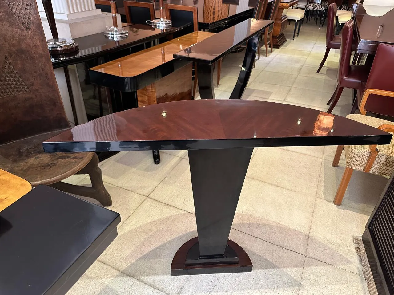 antiga consola elegante com design esguio em um ambiente de antiguidades