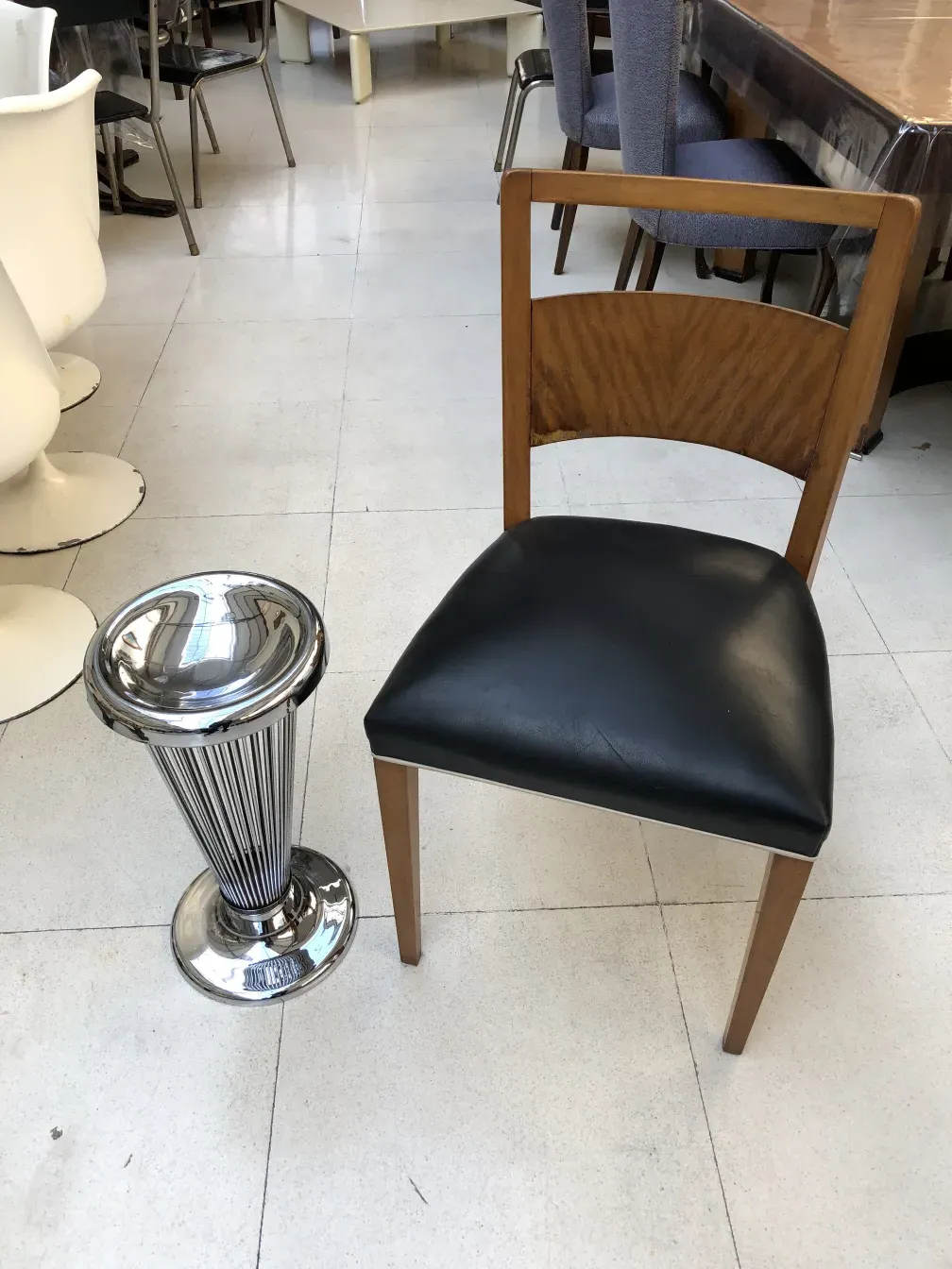 Cendrier sur pied ancien au design warren platner, brillant et stylé, dans un environnement d'antiquités.