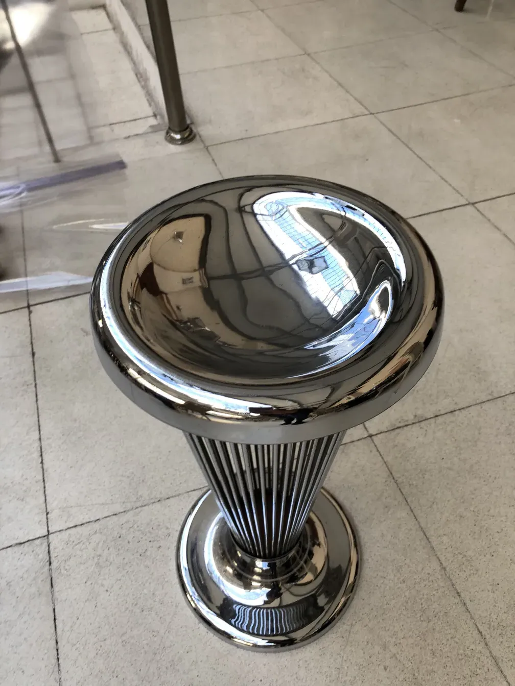 Posacenere in piedi antico con design brillante ed elegante warren platner in un ambiente moderno.