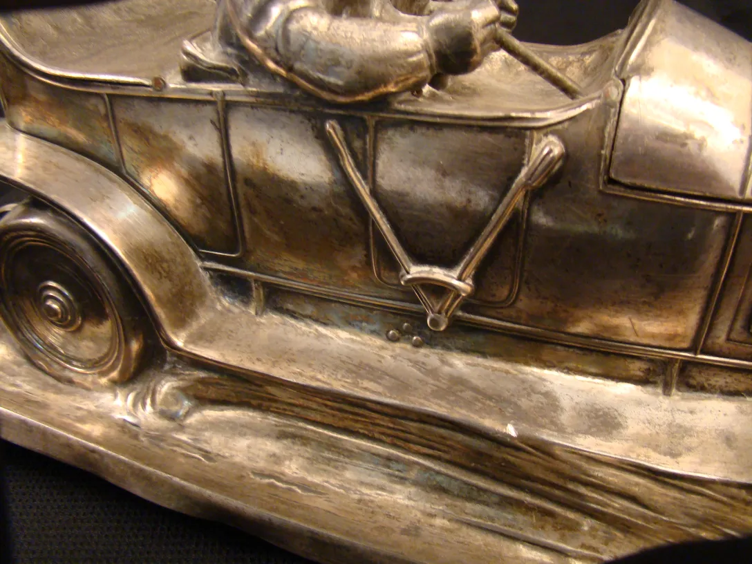 encrier ancien wmfs avec un détail décoratif de voiture