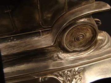 Encrier antique WMF avec des détails décoratifs et une forme élégante.