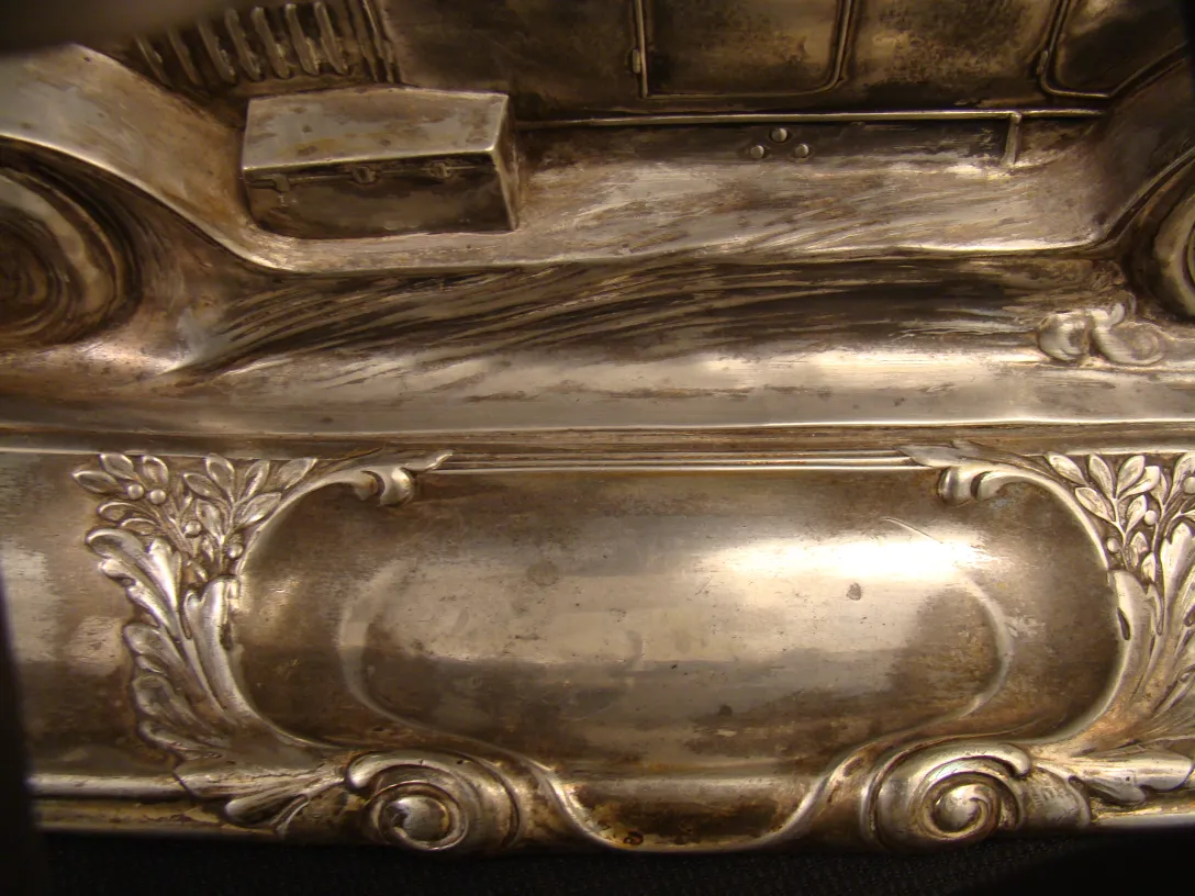 tintero antiguo WMF con decoración elaborada y elegante