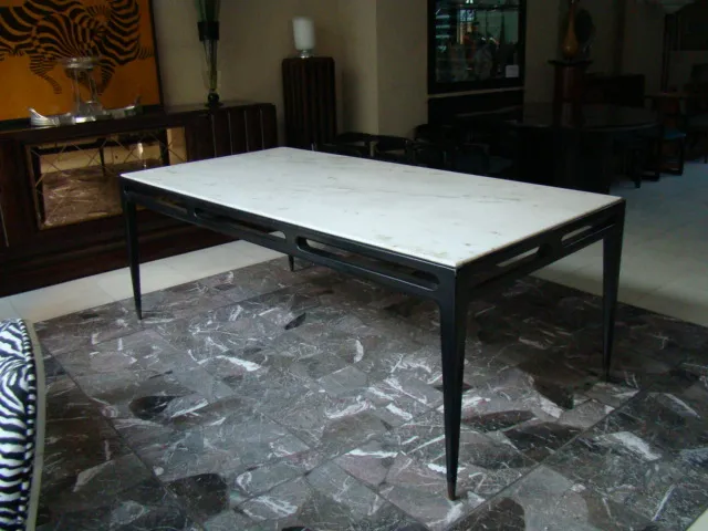 Mesa de jantar antiga com design de Gio Ponti para 8 pessoas em um ambiente elegante.