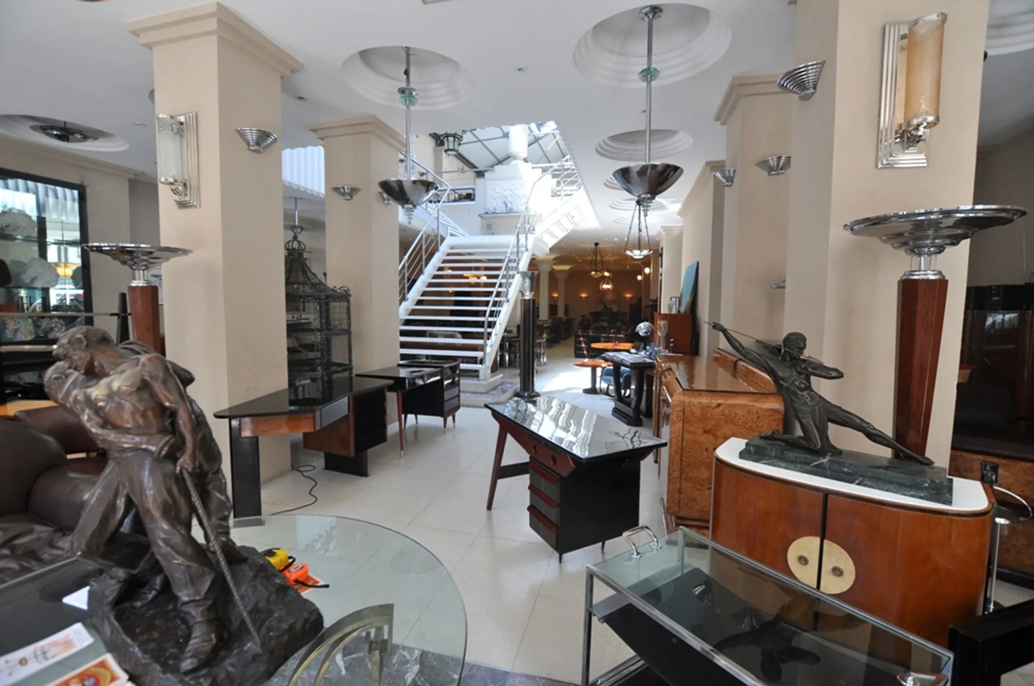 deux lampadaires anciens dans un cadre décoratif avec sculptures