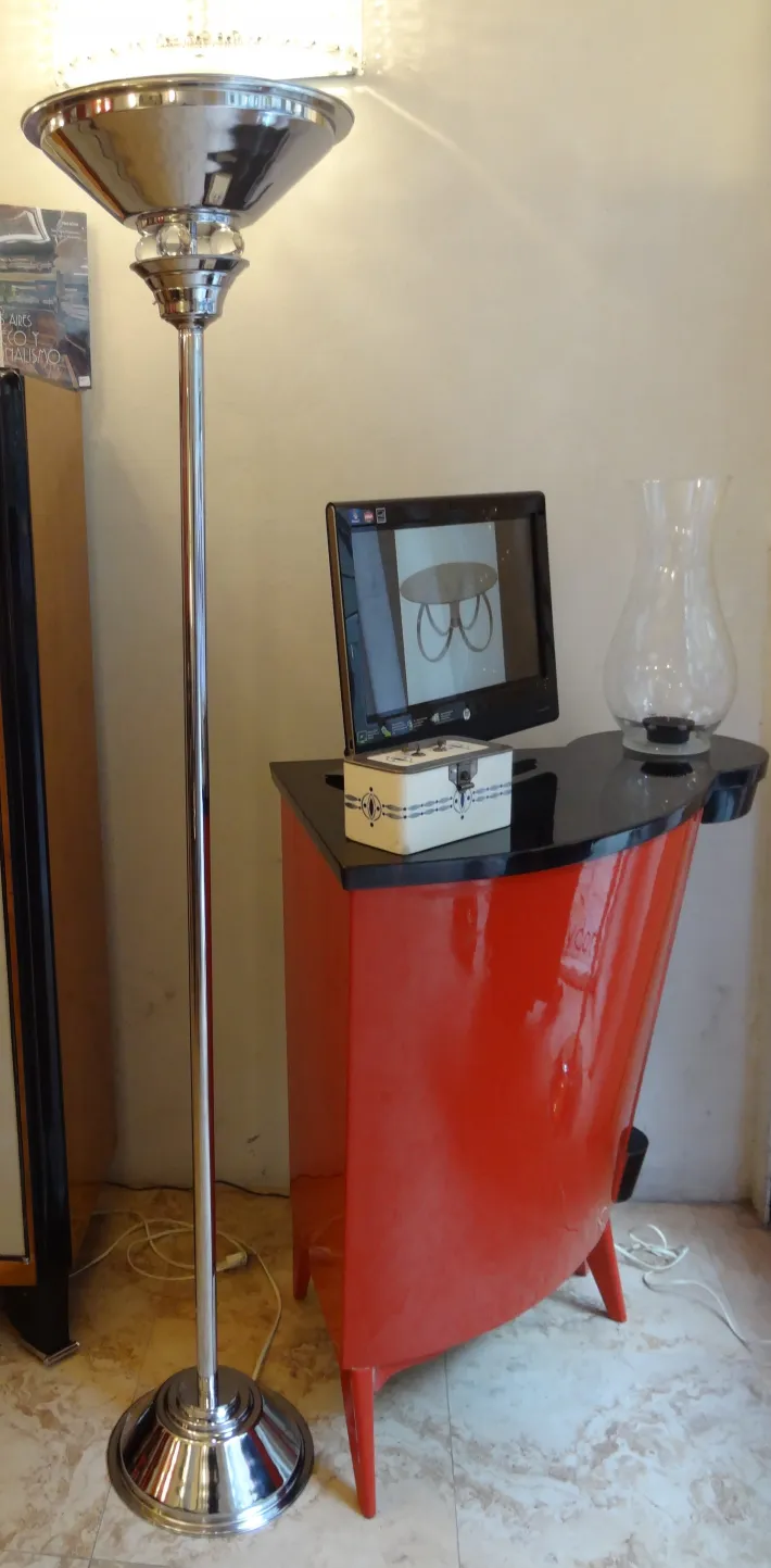 lâmpadas de piso antigas com design moderno no ambiente