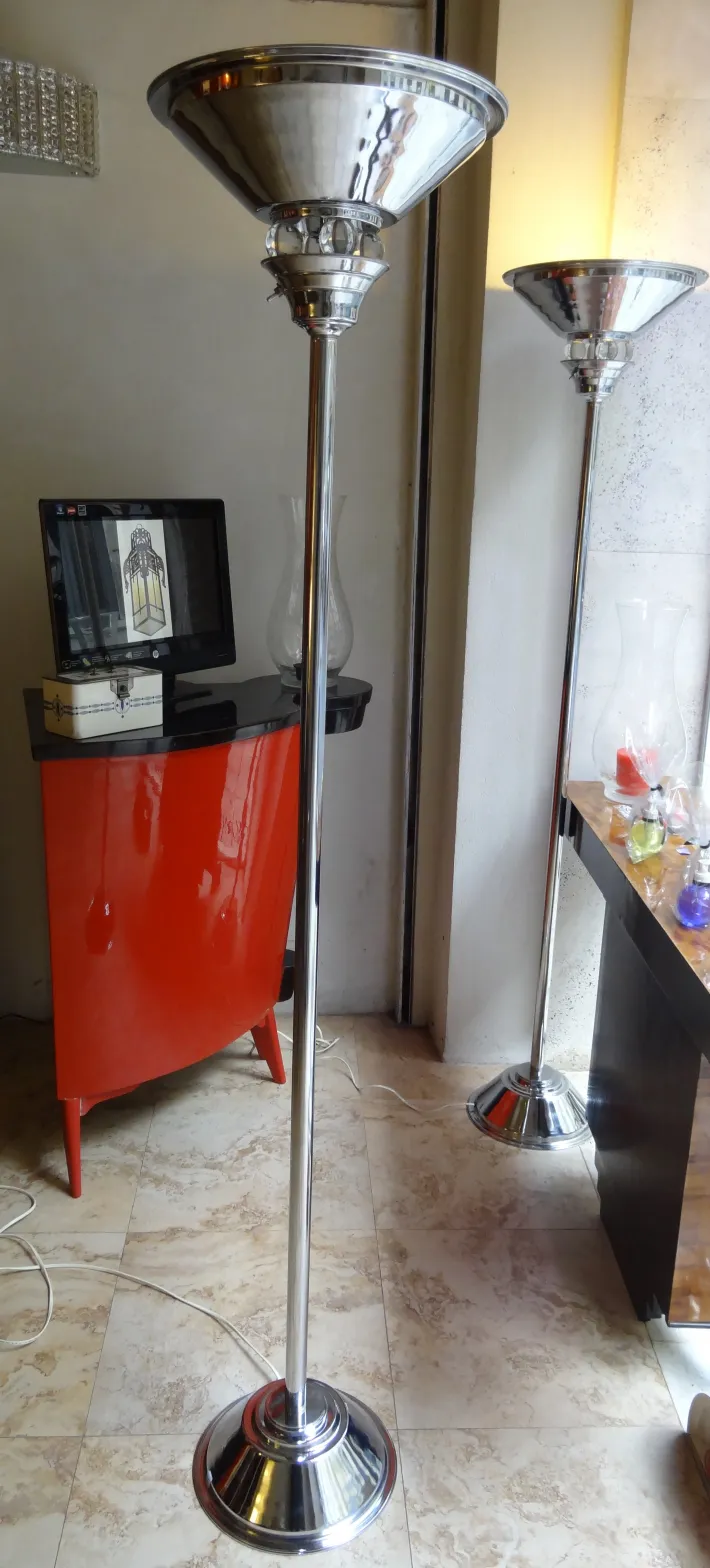 dos lámparas de pie antiguas art deco en un ambiente acogedor