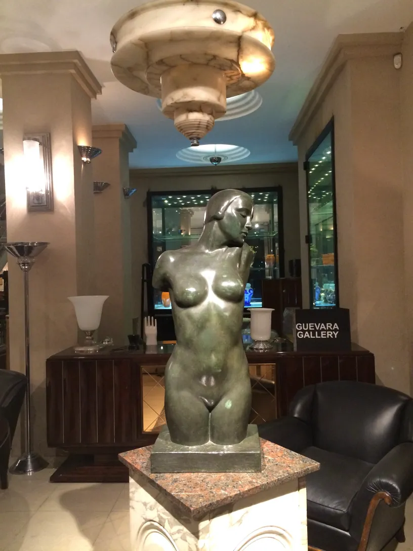 Antiga lâmpada de piso art deco em um ambiente elegante com móveis modernos