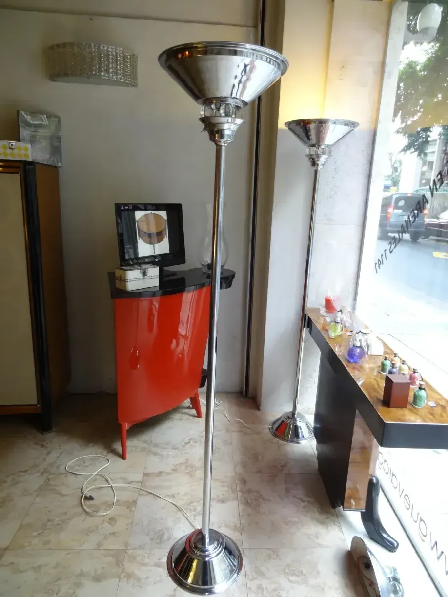 due lampade da terra in un ambiente antico, stile art deco