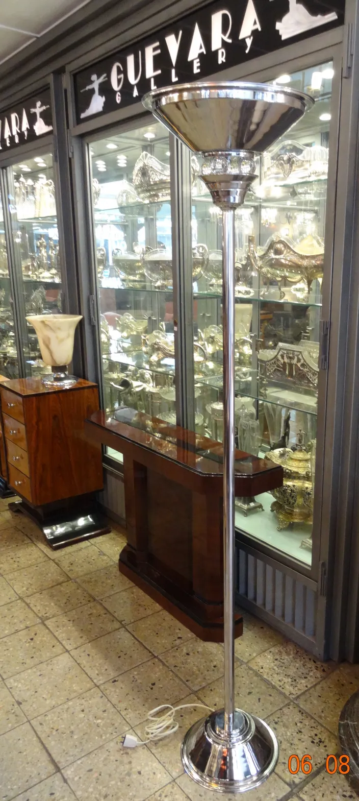 アンティークギャラリーにある2つのアールデコスタイルのフロアランプ