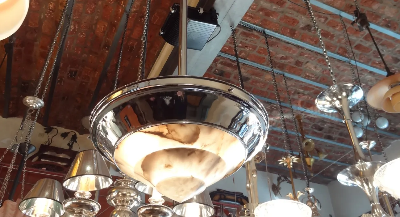 lampada de teto antiga art deco com detalhe brilhante