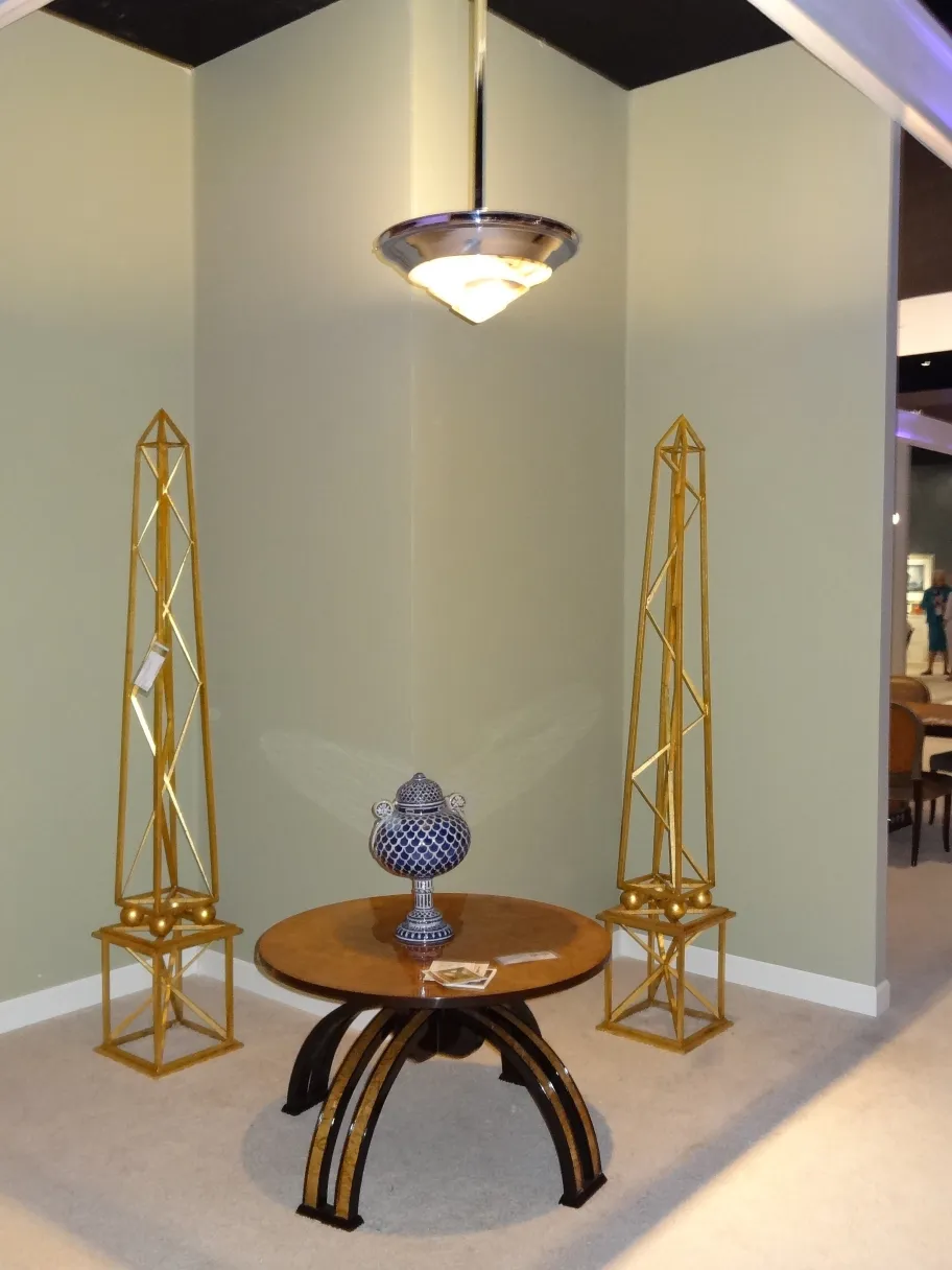 Lâmpada de teto antiga em estilo Art Deco com detalhes dourados.