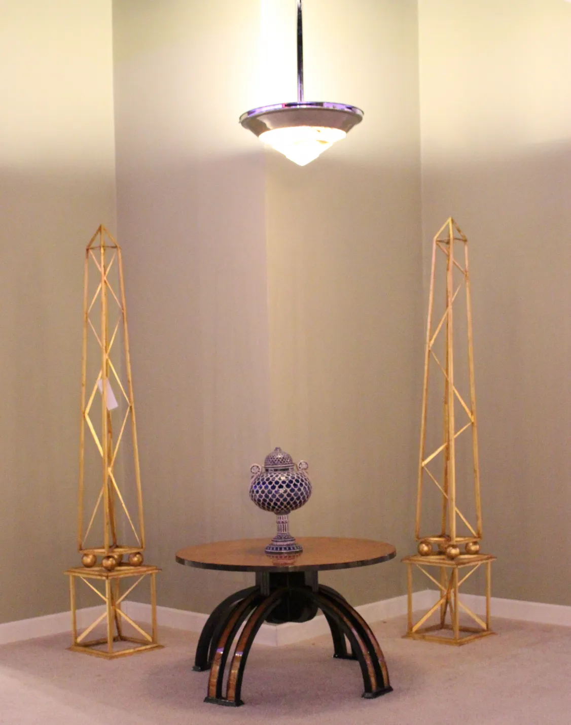 lampe de plafond antique art deco, brille avec élégance, dans un cadre moderne