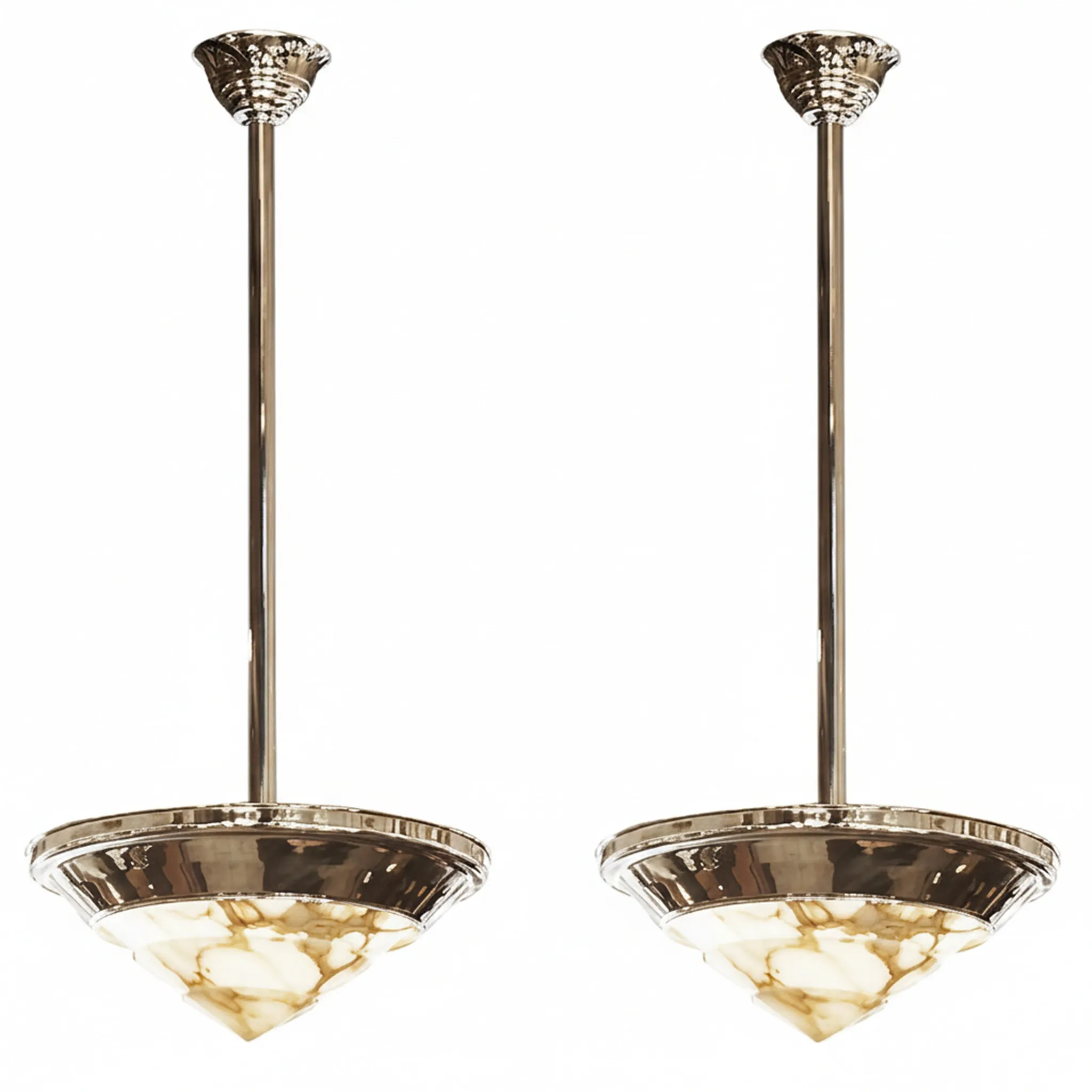 Ensemble de 2 lustres antiques avec un design décoratif.