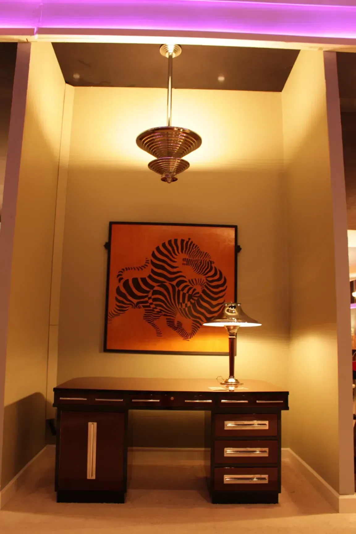 lampara de techo antigua con luz suave y diseño art deco en un ambiente acogedor