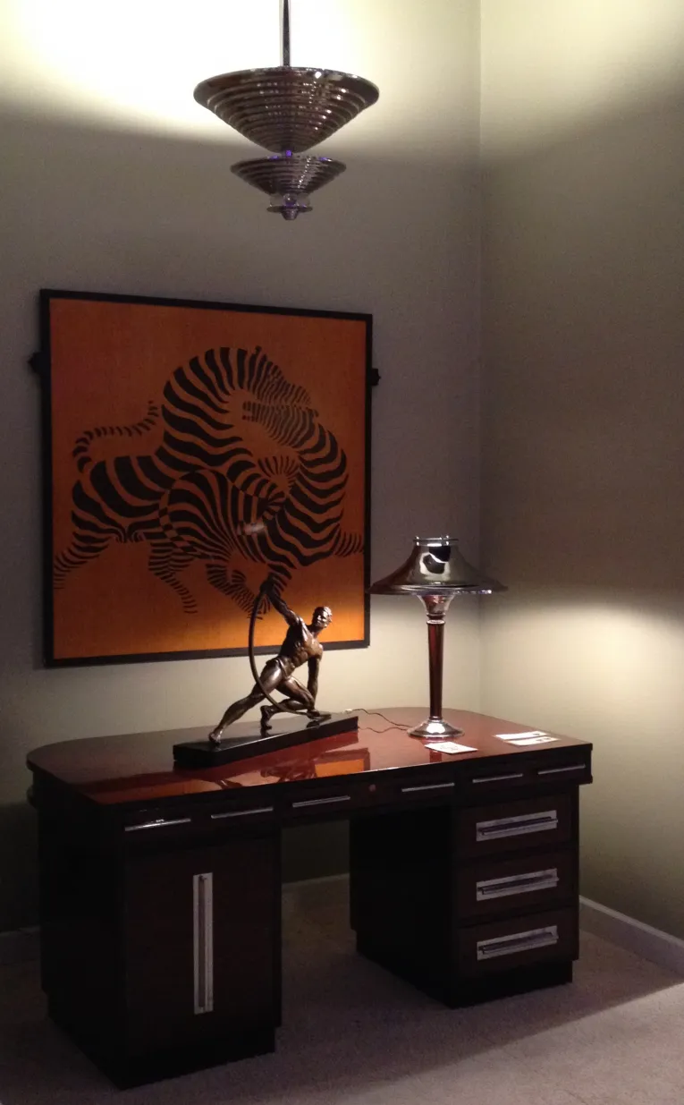 purani latakta hua deepak art deco style desk ke upar murti aur chitra ke sath