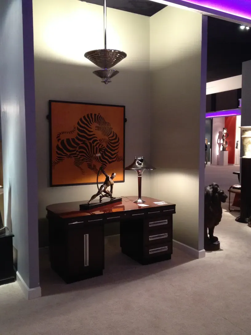 antiga lampada de teto com design contemporâneo em um escritório