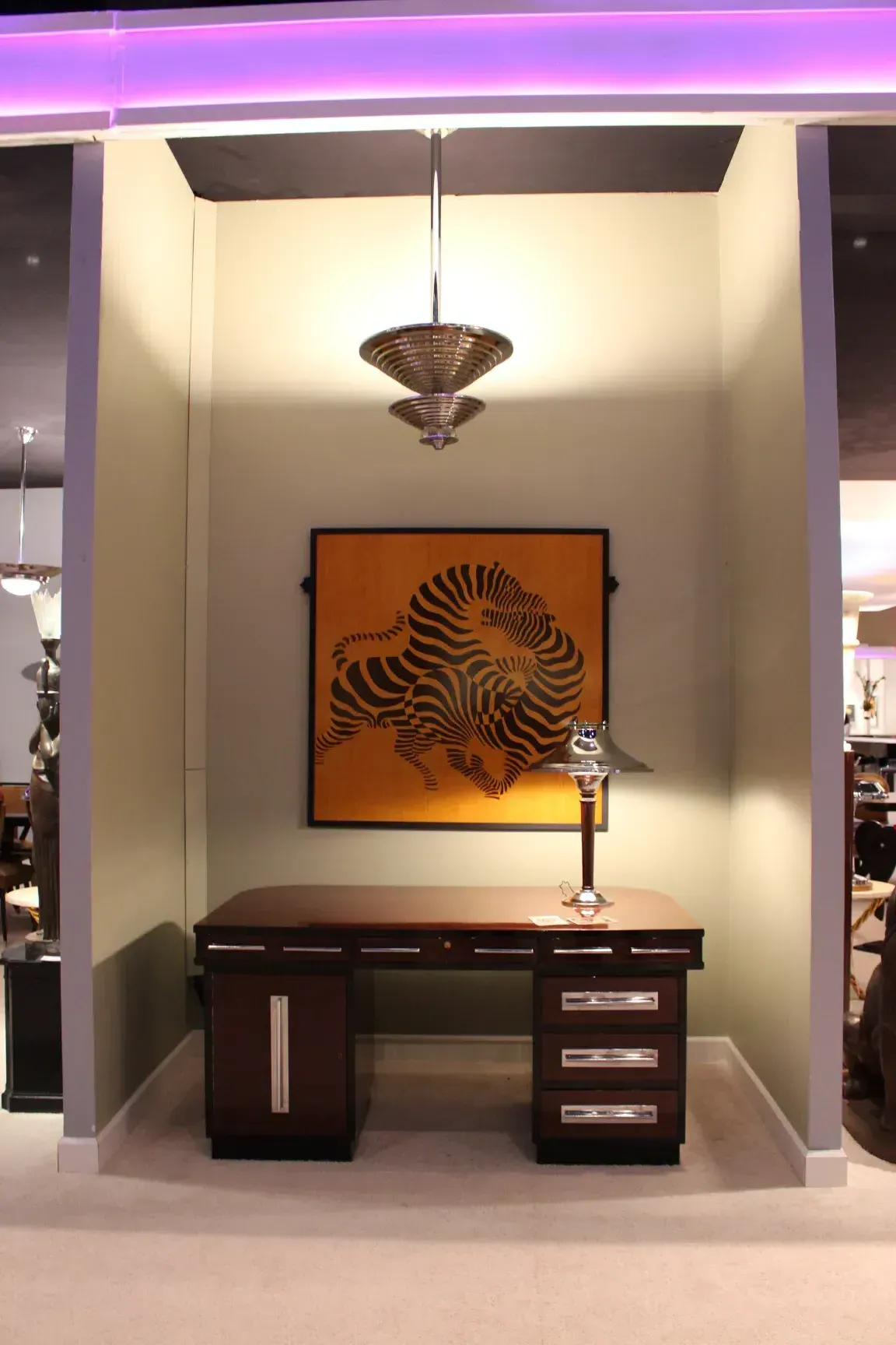 مصباح معلق قديم بتصميم آرت ديكو، في بيئة أنيقة مع مكتب.