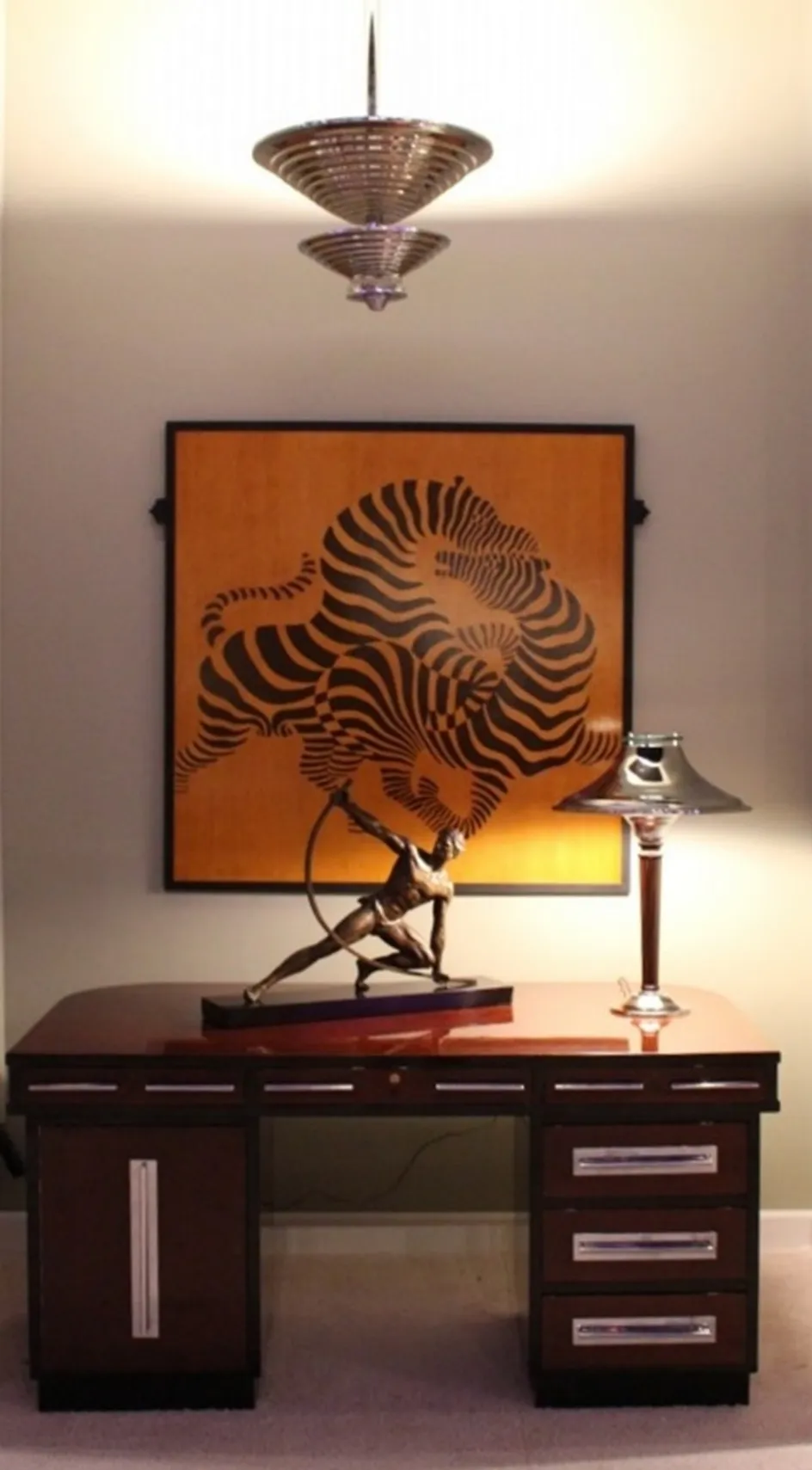 antike Hängelampe im Art-Deco-Stil in einem modernen Büro