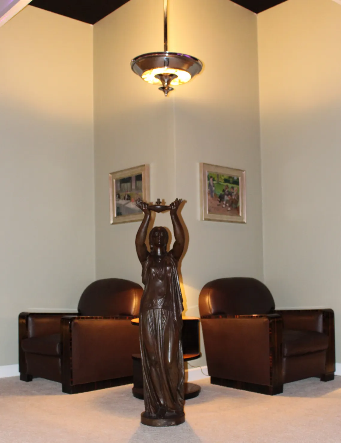 Вид двух подвесных ламп антикварных в уютной обстановке