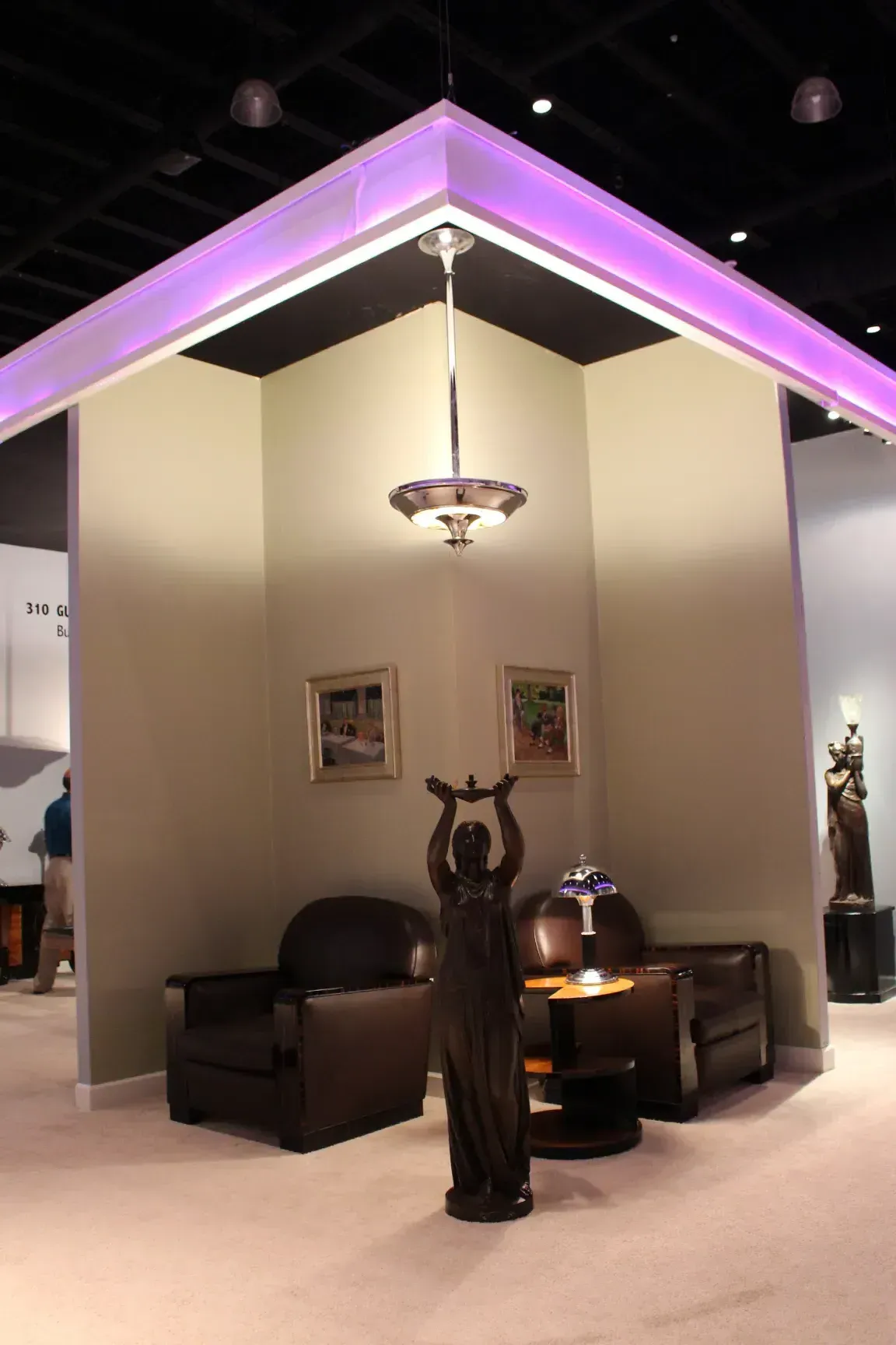 design de deux lustres antiques dans un cadre moderne