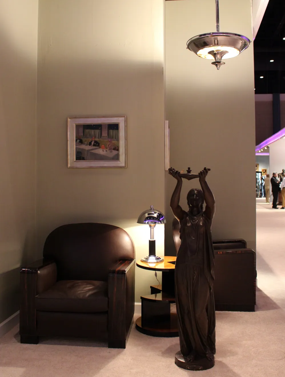 due lampade a sospensione antiche con design art deco illuminano un ambiente accogliente