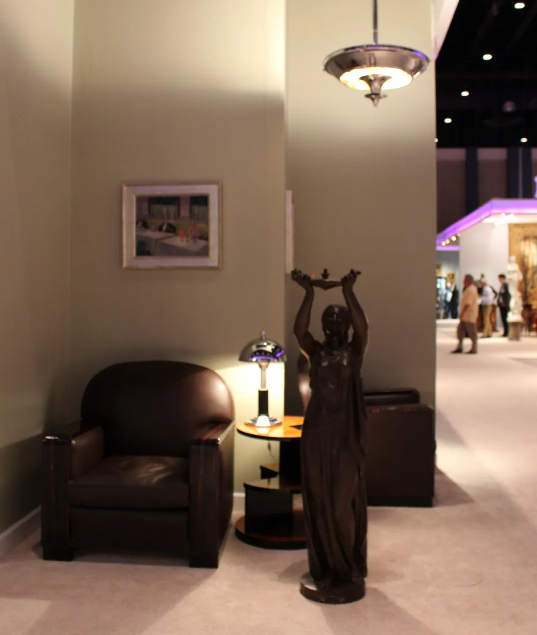 2 подвесные лампы в стиле арт деко в антикварной обстановке