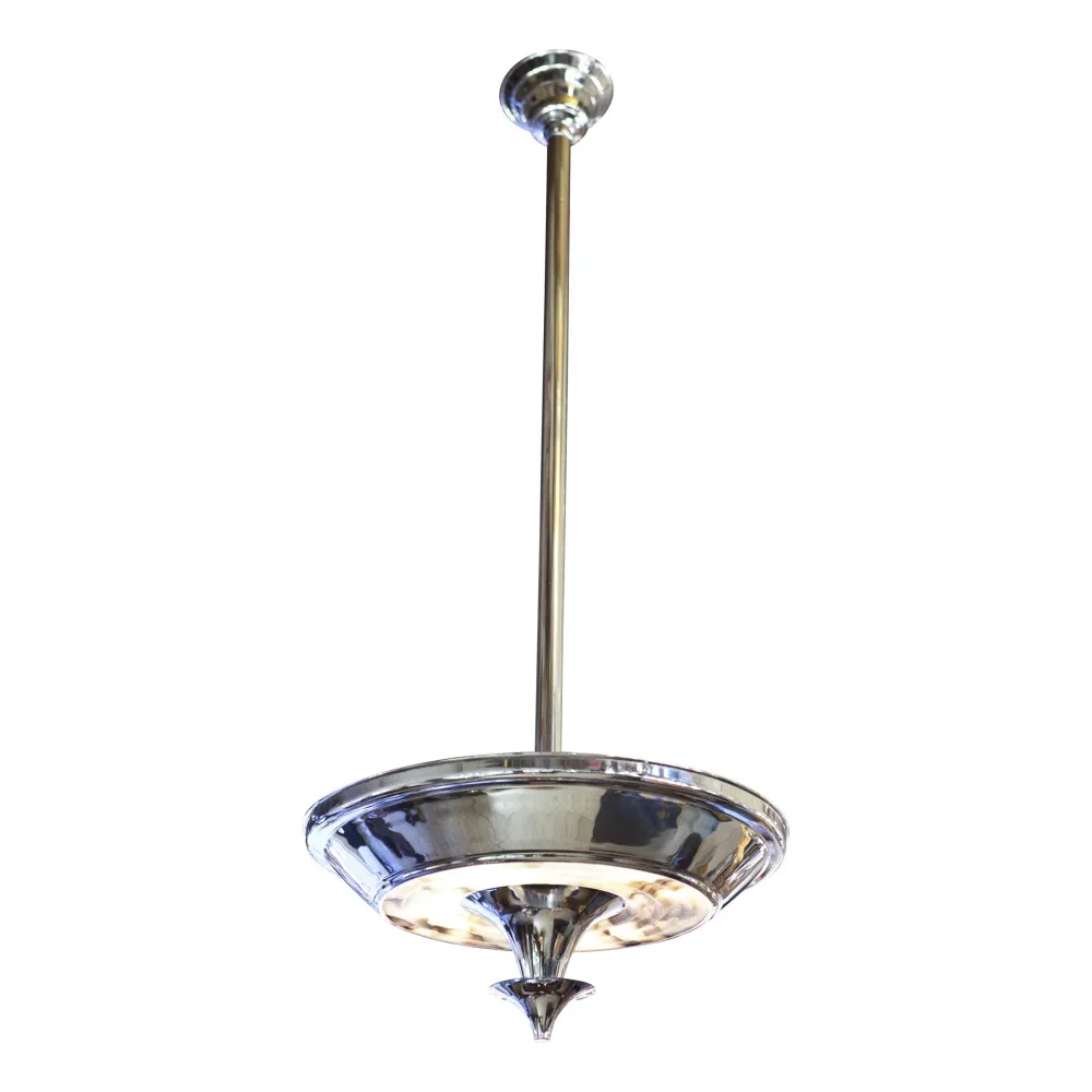 Due lampade a sospensione antiche in stile art deco, illuminano un ambiente moderno