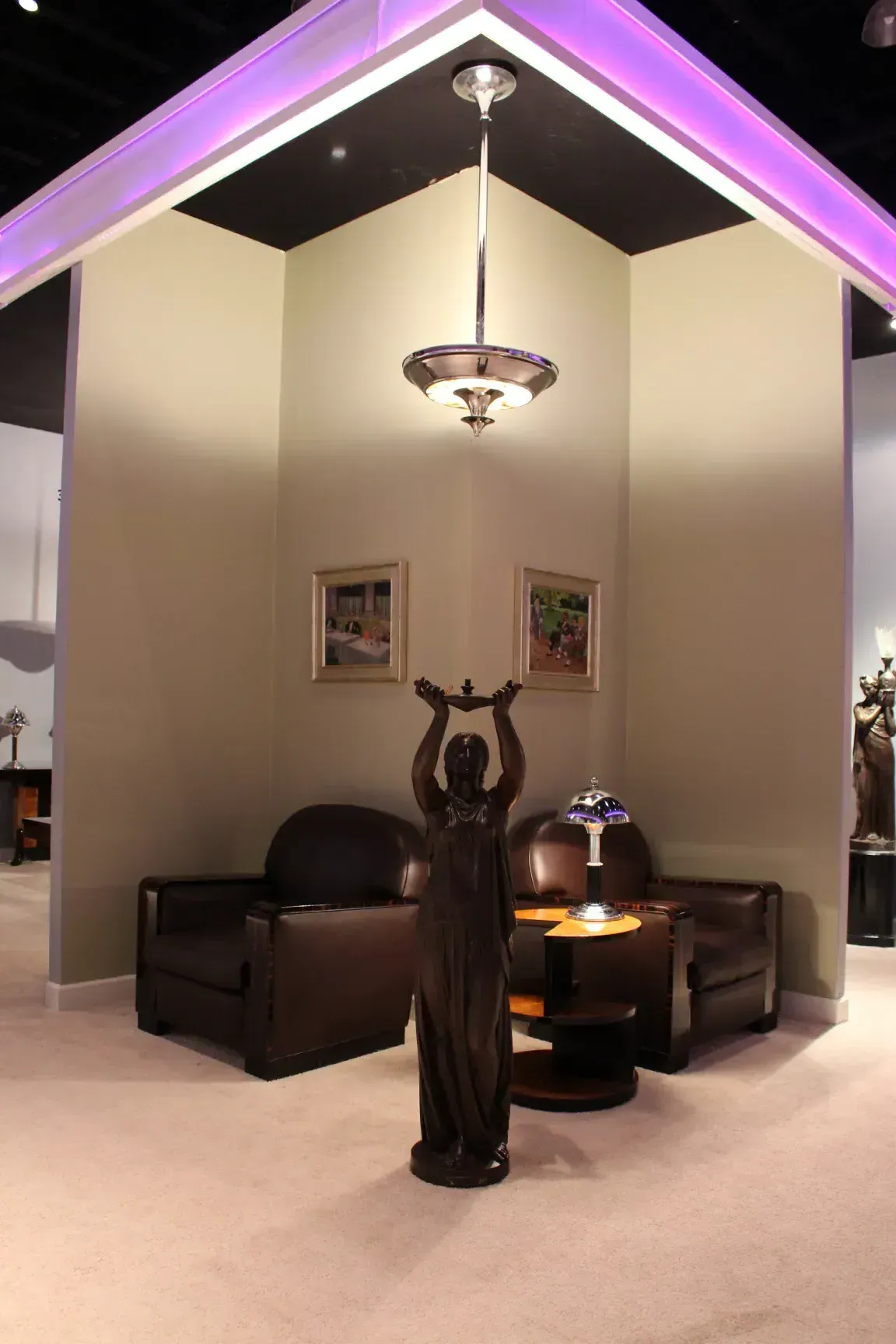 소파 위에 위치한 두 개의 안티크 盞吊燈, 아늑한 분위기에서.