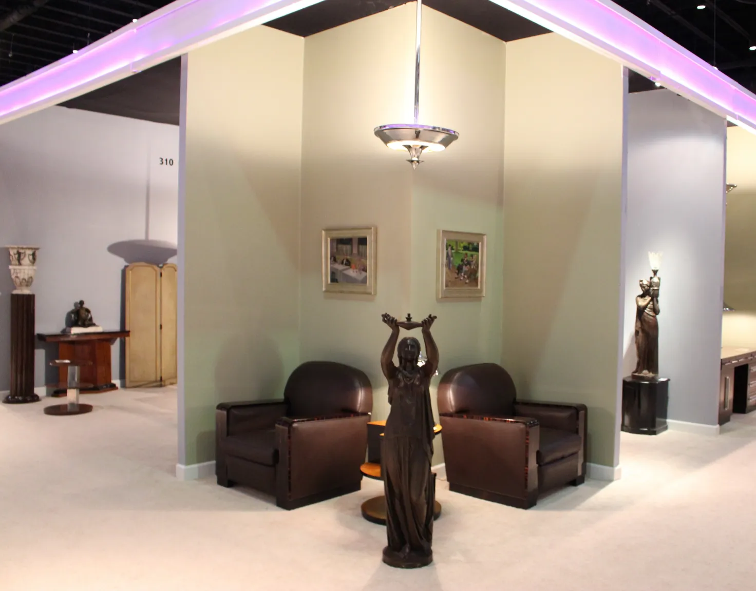 两个古董吊灯在优雅的房间